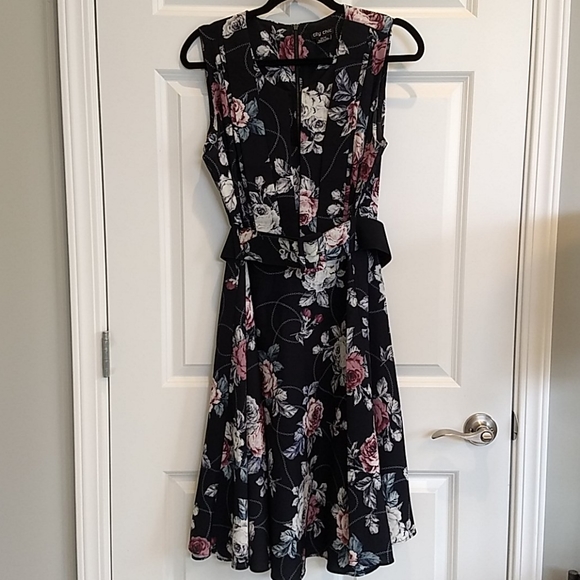 Floral City Chic belted dress. Size 14. - Picture 1 of 4